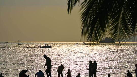 海南三亚椰梦长廊傍晚夕阳沙滩人物剪影