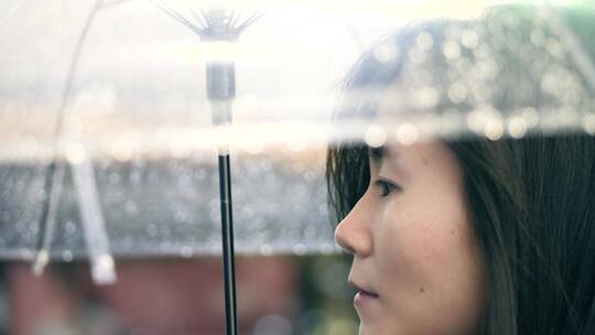 女孩在下雨的夜晚街边等人，伤感视频素材