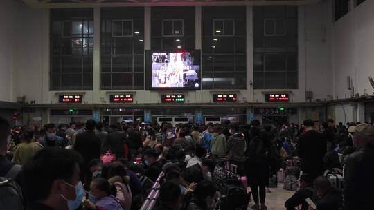中国火车站候车室的晚上
