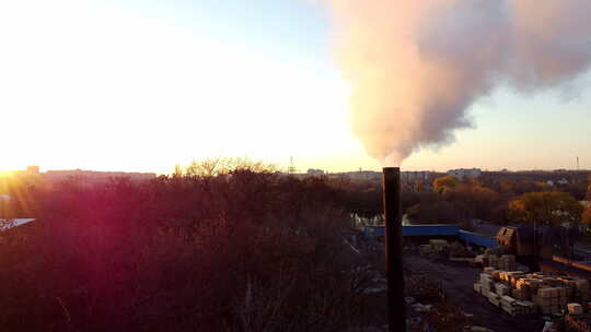 秋天的日落黎明，工厂的烟囱冒烟