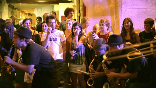 巴西乐队在街边演奏