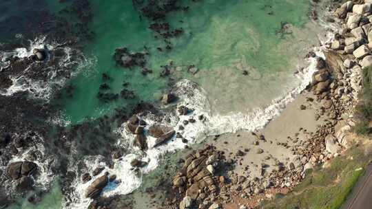 海浪拍打着岩石海岸