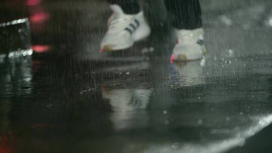 下雨天脚步特写慢镜头