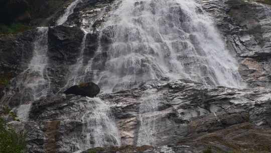 瀑布山崖流水视频素材模板下载