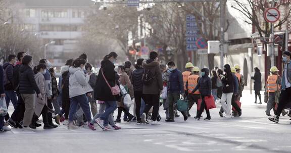 8k实拍行人通过人行横道过马路