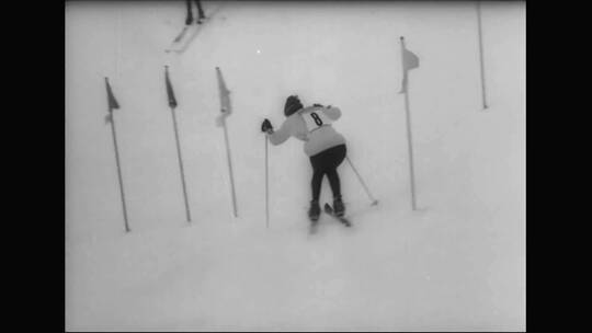 法国运动员在进行滑雪比赛黑白影像