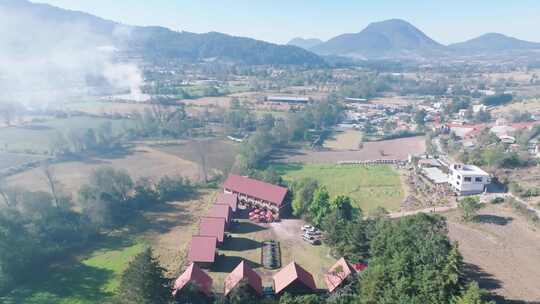 在安静美丽的风景中飞越木制小屋，墨西哥视频素材模板下载