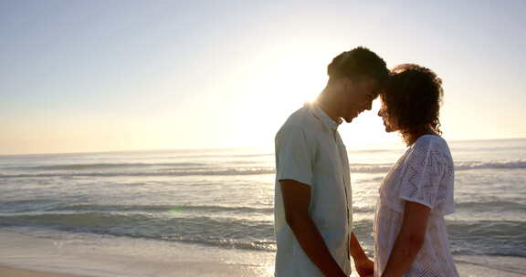 日落时分，一对夫妇在海滩上分享一个宁静浪