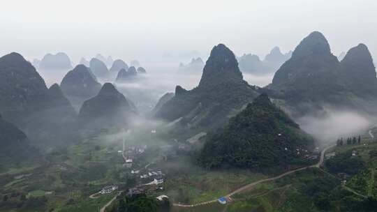 云雾缭绕的喀斯特地貌山间乡村景象