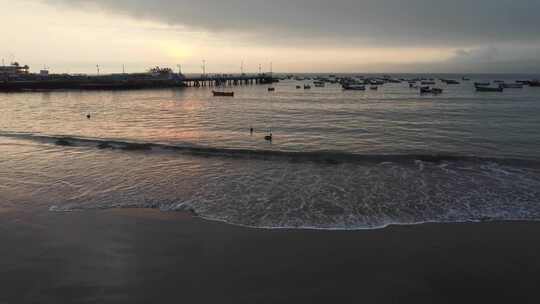 夕阳下海边的浪花