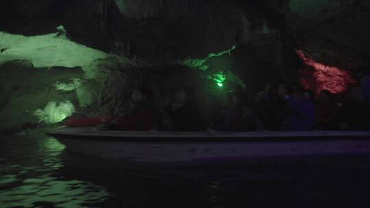 充水溶洞景区乘船游览的游客视频素材模板下载