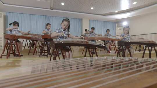 唯美小孩旗袍弹古筝传统乐器兴趣班音乐课