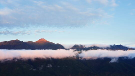 夕阳染红了山川云雾