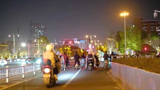 夜晚城市行人过马路汽车车辆车流人流夜景街