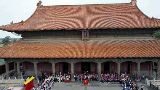 古建筑前传统仪式活动场景