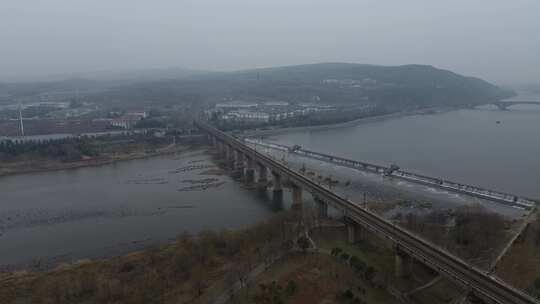 河流铁路桥火车