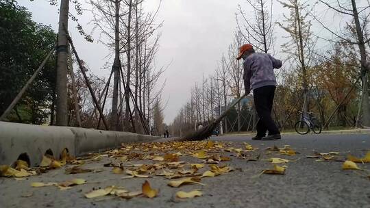 马路上清扫落叶的清洁工