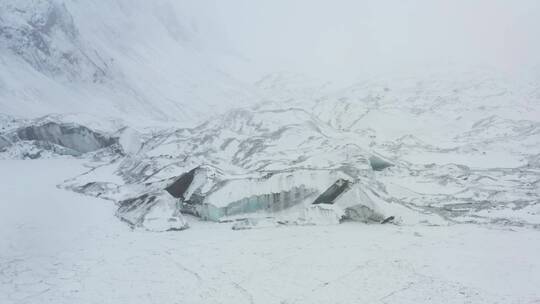 航拍大雪纷飞的西藏边坝县普玉冰川