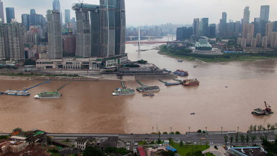 被水流环绕的城市