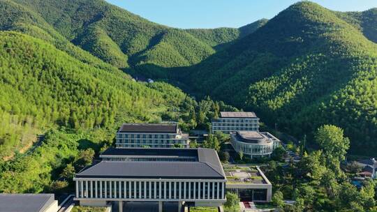 湖州安吉余村风光 大山间的度假酒店