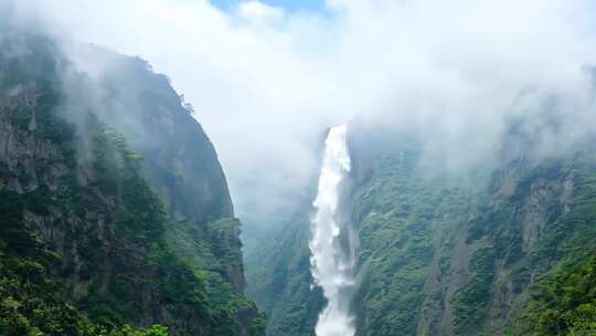 云雾缭绕山间壮观瀑布飞流直下