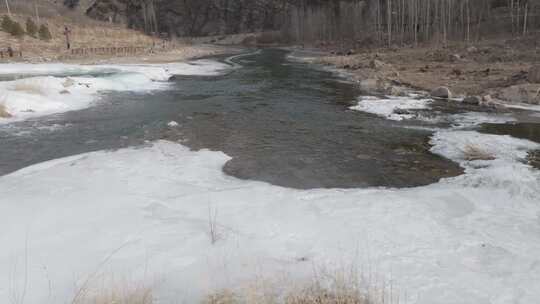 春天山间溪流冰雪融化
