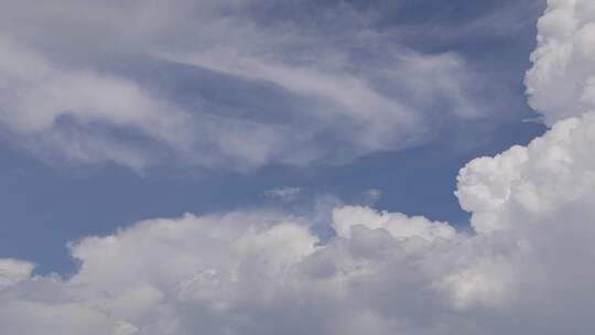 巨大而戏剧性的蓬松热带云和蓝天的史诗般的白天时间流逝视频素材模板下载