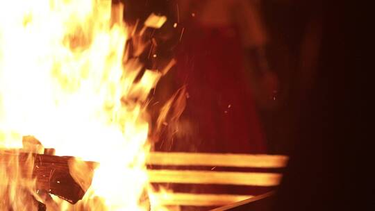 篝火中木材燃烧视频素材3