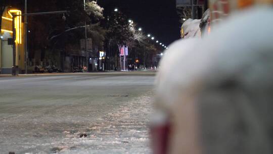 雪天夜晚马路车辆视频素材模板下载