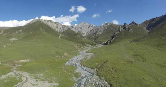 青海互助龙王山山峰草原河流蓝天航拍视频