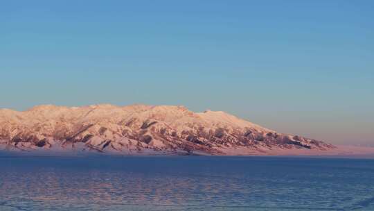 航拍冬季新疆赛里木湖雪山冰湖蓝冰日照金山