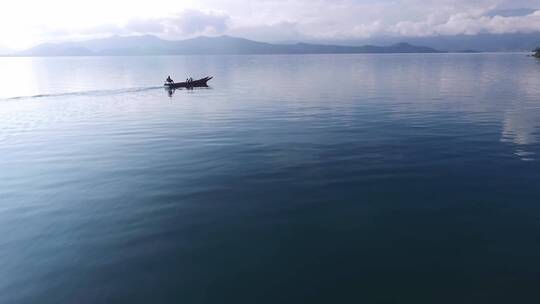 云南泸沽湖水上船游客航拍