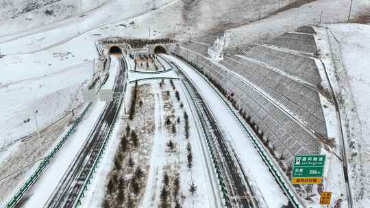 冬季雪景公路隧道