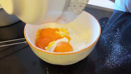 实拍蛋糕制作面粉和蛋黄搅拌入模具