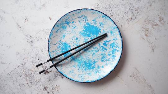 蓝色手绘陶瓷盘特写