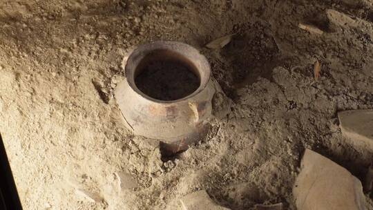 考古挖掘地下埋藏古董陶罐子