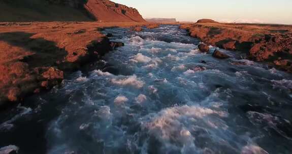 航拍冰岛湍急的河流