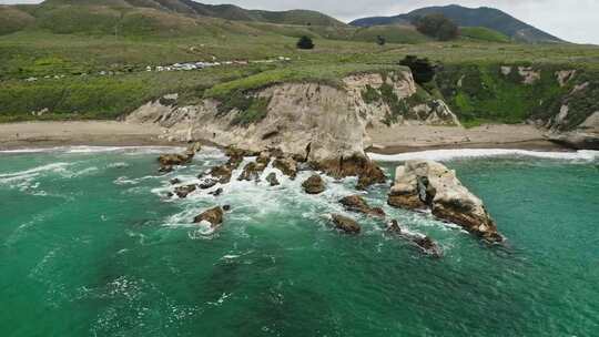 波浪拍打着岩石海岸