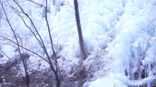 山间冰瀑与平静湖水景观