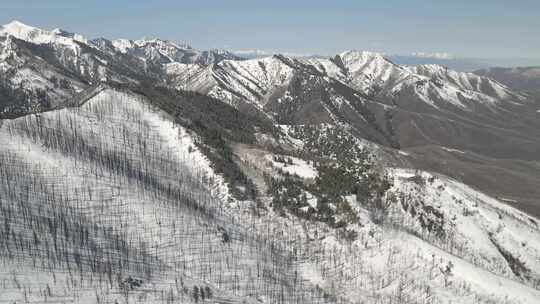 无人机拍摄的雪山景观