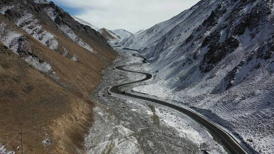 航拍新疆塔县帕米尔高原盘龙古道雪山公路