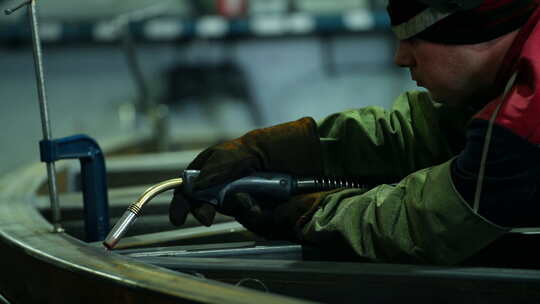 专业焊工在工厂设施工厂车间工作，一名男性