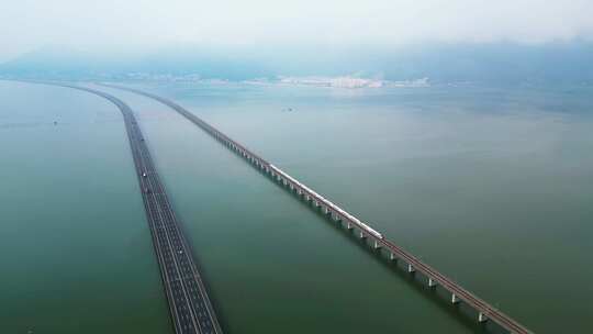 高铁 汽车驶过城市跨江大桥