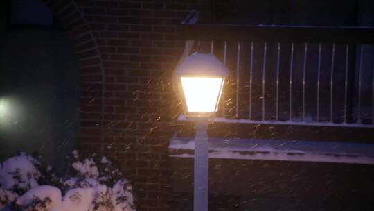 下雪时的街灯视频素材模板下载