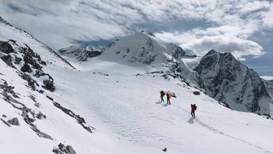 登顶雪山航拍