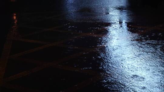 夜晚雨天车流经过水面渐起波澜含声