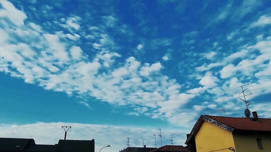 卷云在蔚蓝的天空下的全景素材
