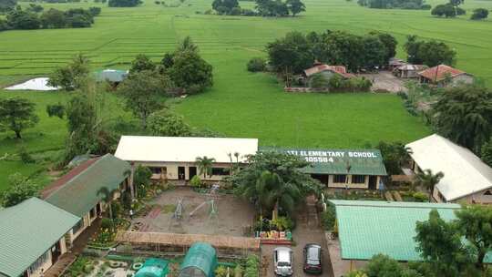 建在农田上的公立学校