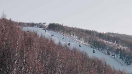滑雪场缆车雪道