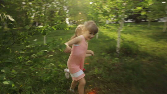 两个可爱的女孩在花园里奔跑